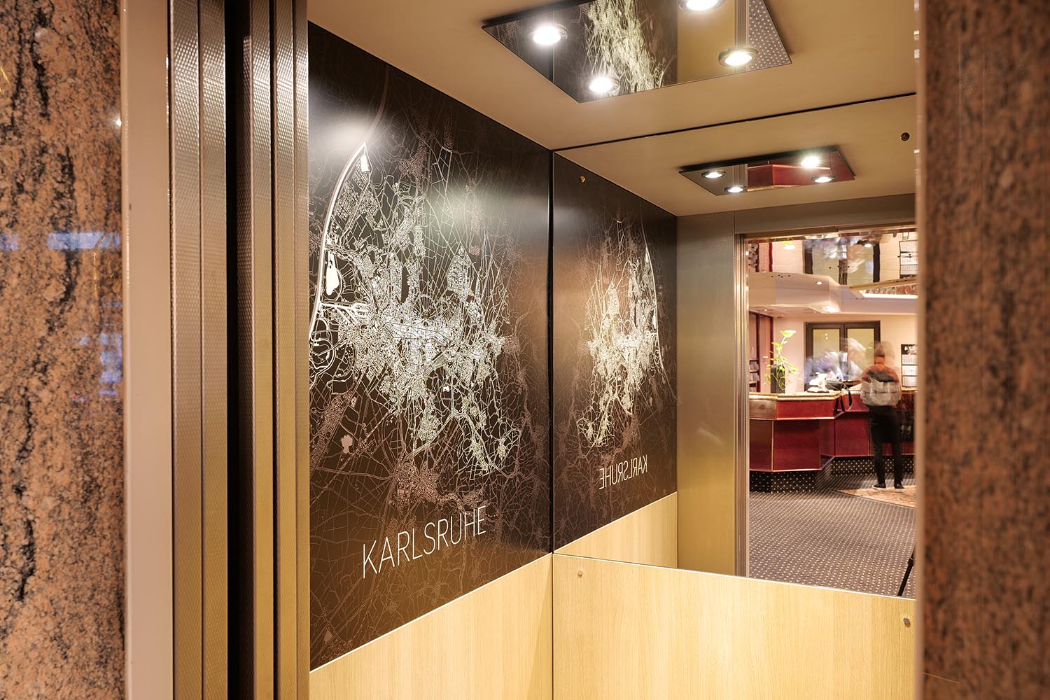 Stadtplan-Poster als Wandgestaltung in Aufzug